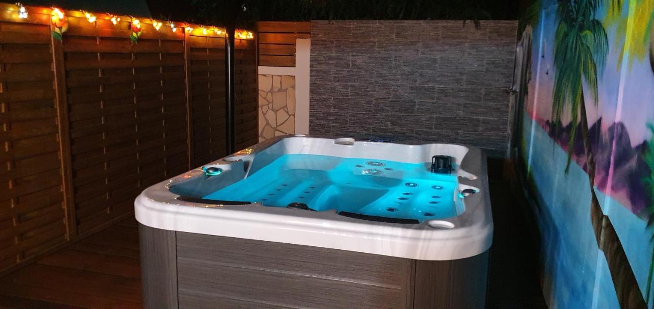 "Chez Claudia "Charmant Logement Avec Jacuzzi Privatif En Toute Intimite Sur Belle Terrasse Exterieure En Bois Et Piscine Courcelles ภายนอก รูปภาพ