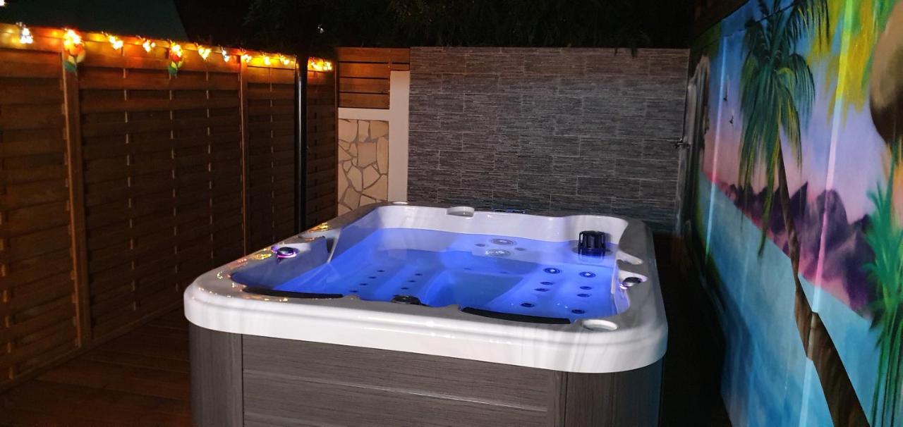 "Chez Claudia "Charmant Logement Avec Jacuzzi Privatif En Toute Intimite Sur Belle Terrasse Exterieure En Bois Et Piscine Courcelles ภายนอก รูปภาพ